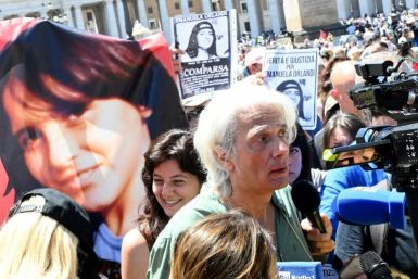Il fratello di Emanuela Orlandi, Pietro Orlandi (C), dialoga con i giornalisti al termine della preghiera dell'Angelus del Papa in piazza San Pietro
