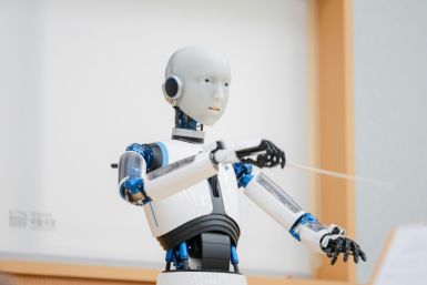 Chiamato "EveR 6", il robot alto cinque piedi e dieci pollici ha guidato più di 60 musicisti dell'Orchestra Nazionale della Corea