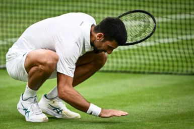 'Ultimate showdown': Novak Djokovic bacia l'erba mentre festeggia la vittoria contro Jannik Sinner in semifinale